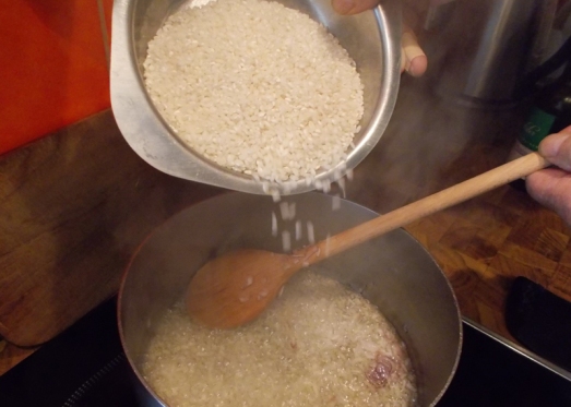... den (ungekochten) Reis dazugeben und leicht mitrösten lassen. 