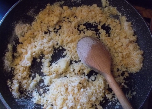 Jetzt die Brösel-Mischung vorbereiten: Butter in einer Pfanne zergehen lassen, Brösel mit Zucker leicht anrösten lassen. 