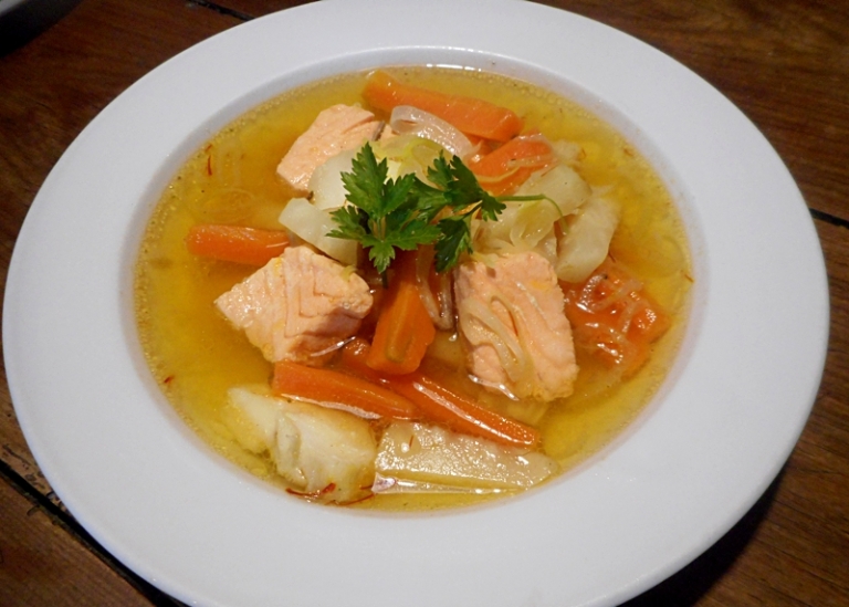 Feine Fischsuppe mit Safran (inkl. hausgemachter Fischsud) | Herr ...